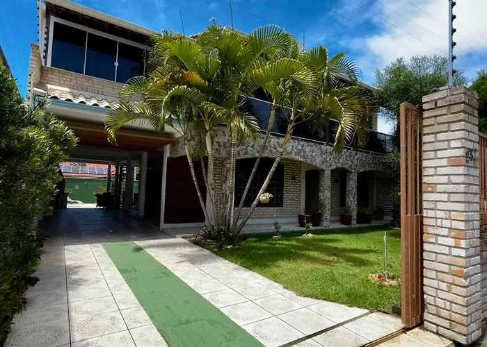 Casa espaçosa com sala de jogos interna e externa